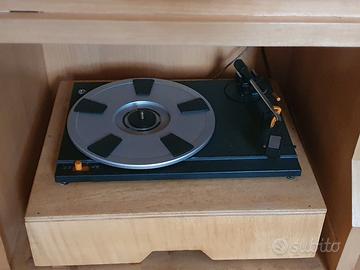 Mobile con giradischi e radio vintage