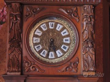 Grande orologio a pendolo