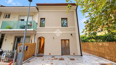 VILLA A SCHIERA D'ANGOLO A CATTOLICA