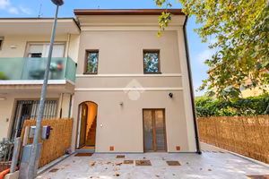 VILLA A SCHIERA D'ANGOLO A CATTOLICA