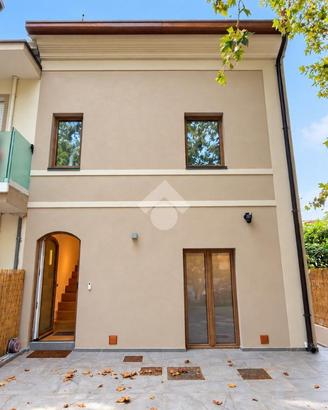 VILLA A SCHIERA D'ANGOLO A CATTOLICA