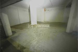 Ampio Box/Deposito di 77 mq con doppio accesso - C