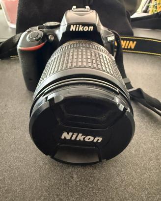 Nikon D5500 con obiettivo 18/105