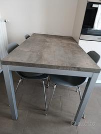 tavolo.in legno e 4 sedie