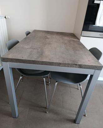 tavolo.in legno e 4 sedie