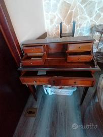 Scrittoio in massello di ciliegio. 