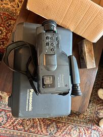 Videocamera vintage Panasonic con valigetta