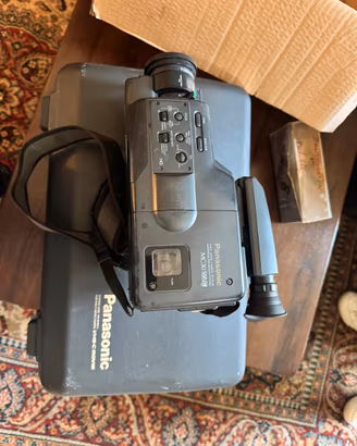 Videocamera vintage Panasonic con valigetta