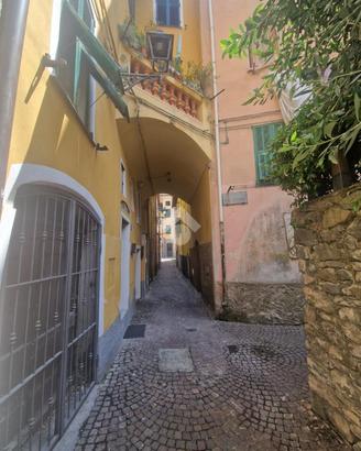 6 LOCALI A BADALUCCO