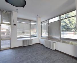 Negozio luminoso parcheggio privato