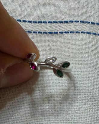 Anello con rubini, smeraldi e diamante incastonato