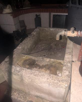 Lavatoio antico in pietra leccese