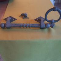 maniglione e battocchio in ferro battuto 
