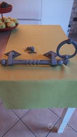 maniglione e battocchio in ferro battuto 