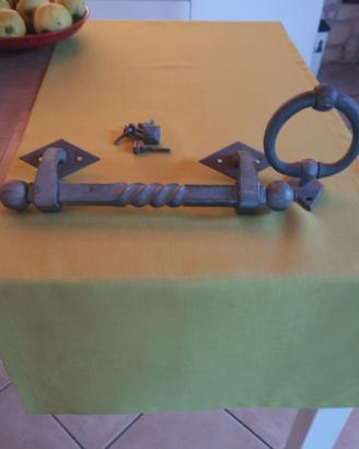 maniglione e battocchio in ferro battuto 