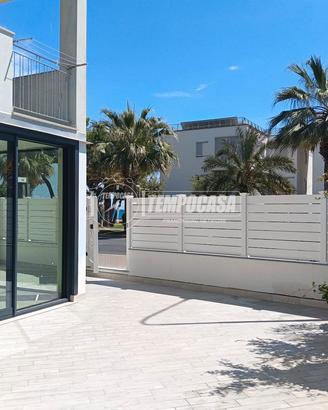 Bilocale fronte mare completamente ristrutturato c