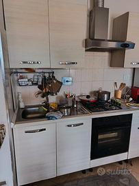 Cucina con frigorifero tavolo sedie