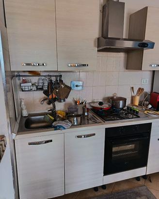 Cucina con frigorifero tavolo sedie