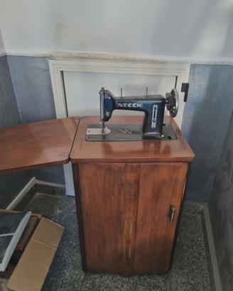 Macchina da cucito con mobile