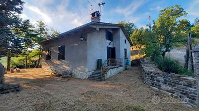 Casa di Campagna con annesso e terreno a Gubbio 