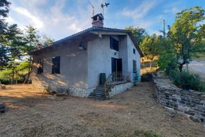 Casa di Campagna con annesso e terreno a Gubbio 
