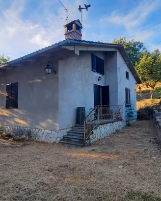 Casa di Campagna con annesso e terreno a Gubbio 