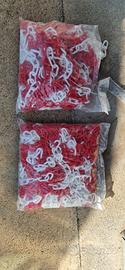 catene di plastica bianche e rosse