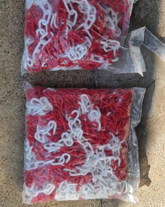 catene di plastica bianche e rosse