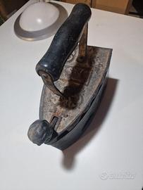 Ferro da Stiro Antico a Carbone Siciliano Vintage