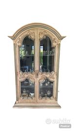 Armadio in legno intagliato stile classico