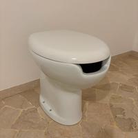 Water / WC a pavimento in ceramica con copriwater