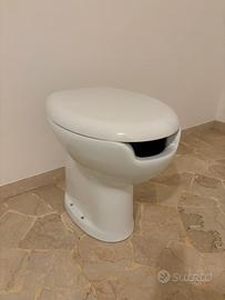 Water / WC a pavimento in ceramica con copriwater