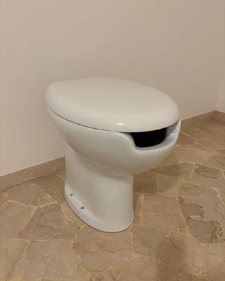 Water / WC a pavimento in ceramica con copriwater