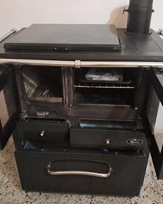 Cucina economica a legna con tubi