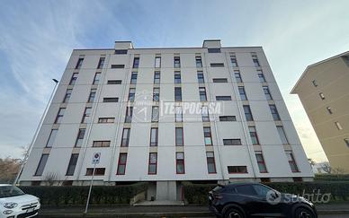 QUADRILOCALE CON BOX AUTO