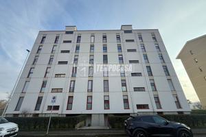 QUADRILOCALE CON BOX AUTO