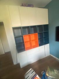 Libreria IKEA con cassettoni