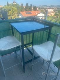 Tavolo e sgabelli