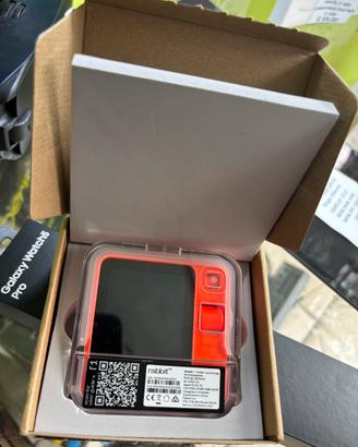 Rabbit R1 AI – Assistente Intelligente Portatile