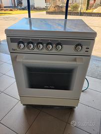 Fornello 4 fuochi a gas con forno