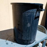 bidoni neri con manici usati per uva 