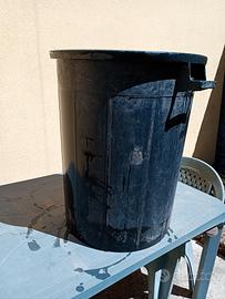 bidoni neri con manici usati per uva 