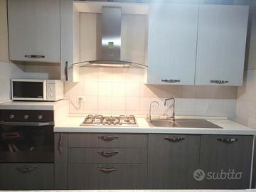 cucina completa con elettrodomestici funzionanti