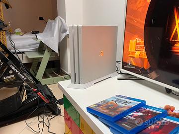PS4 pro 1 TB + 2 joypad bianca