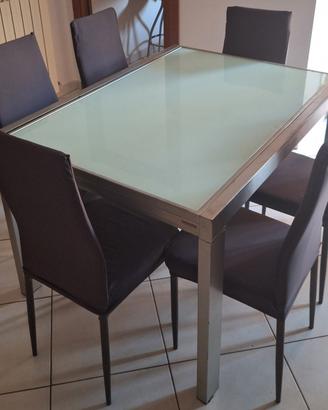 tavolo da interno e sei sedie 
