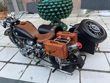 Modellino moto d'epoca con sidecar stile BMW