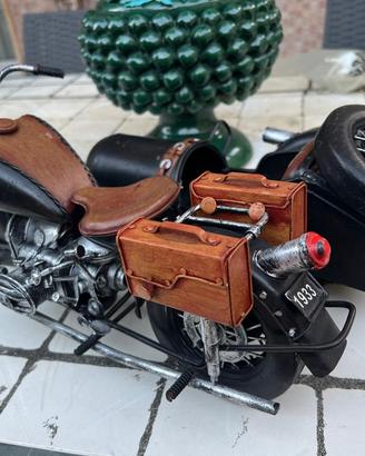 Modellino moto d'epoca con sidecar stile BMW