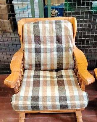 Divanetto + 2 Poltrone Con Tavolino Basso in Abete