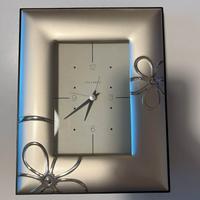 Orologio da appoggio con cornice argentata decorat