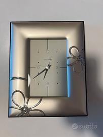 Orologio da appoggio con cornice argentata decorat